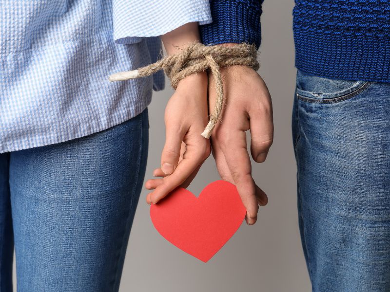 casal que sofre de dependencia emocional